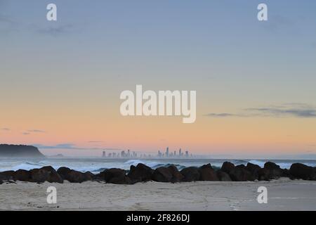 Gold Coast City au lever du soleil depuis Currumbin Alley, Queensland, Australie Banque D'Images