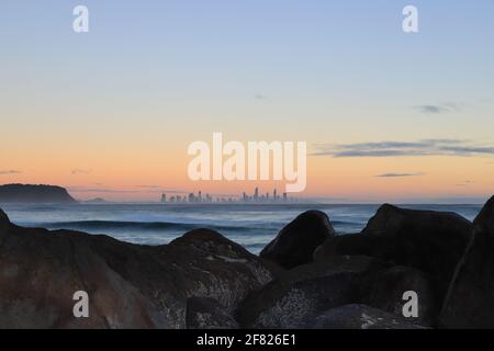 Gold Coast City au lever du soleil depuis Currumbin Alley, Queensland, Australie Banque D'Images