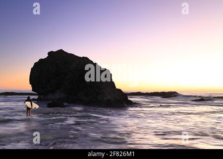 Surfeur à la marée haute pour surfer sur Currumbin Alley, Gold Coast, Queensland, Australie. Banque D'Images