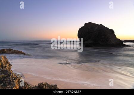 Currumbin Rock au lever du soleil à Currumbin Beach, Gold Coast, Queensland, Australie Banque D'Images