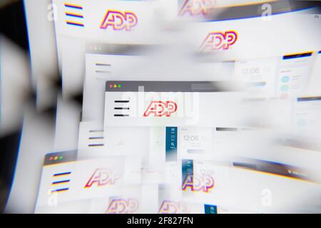 Milan, Italie - 10 AVRIL 2021 : traitement automatique des données logo ADP sur écran d'ordinateur portable vu à travers un prisme optique, interprétation créative. Dynamique et Banque D'Images