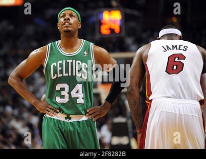 Miami, États-Unis. 30 octobre 2012. Paul Pierce (34) des Boston Celtics regarde les chevrons lors d'un match de 2012 contre la chaleur de Miami à l'American Airlines Arena de Miami. (Photo de Jim Rassol/Sun Sentinel/TNS/Sipa USA) crédit: SIPA USA/Alay Live News Banque D'Images