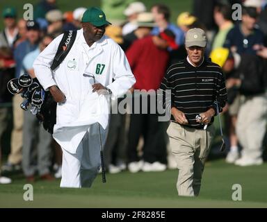 Augusta, États-Unis. 05 avril 2007. Ben Crenshaw et caddie Carl Jackson sont partis, lors de la première partie des Masters au club de golf national d'Augusta, le 5 avril 2007, à Augusta, en Géorgie. (Photo de Rich Glickstein/The State/TNS/Sipa USA) crédit: SIPA USA/Alay Live News Banque D'Images