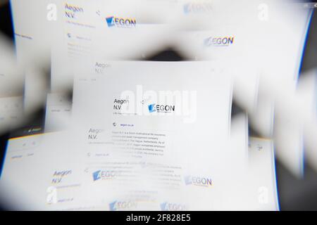 Milan, Italie - 10 AVRIL 2021 : logo AEGON sur écran d'ordinateur portable vu à travers un prisme optique, interprétation créative. Image dynamique et unique d'Aegon Banque D'Images