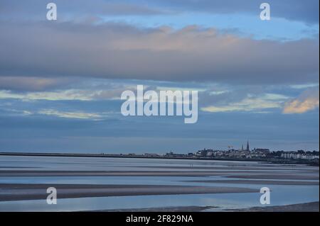 Belle vue en soirée de Blackrock Beach à marée basse avec le port de Dun Laoghaire vu en arrière-plan, Dublin Irlande Banque D'Images