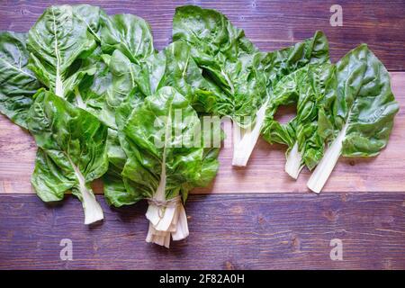 Cuisine des Balkans. Blitva (feuilles de verger) - légumes feuillus populaires sur fond rustique Banque D'Images