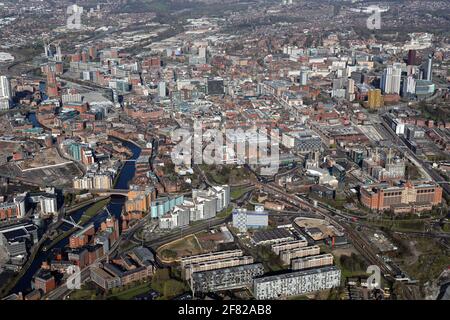 Vue aérienne du centre-ville de Leeds depuis l'est avec Saxton Gardens et les appels proéminents, pris avril 2021 Banque D'Images