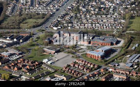 Vue aérienne de l'intersection des A647 et A6120 et des blocs de bureaux de Farsley, Pudsey, Leeds en direction de Bradford, West Yorkshire Banque D'Images