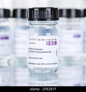 Stuttgart, Allemagne - 19 mars 2021 : AstraZeneca coronavirus Vaccine Corona virus COVID-19 Covid vaccins Square en Allemagne. Banque D'Images