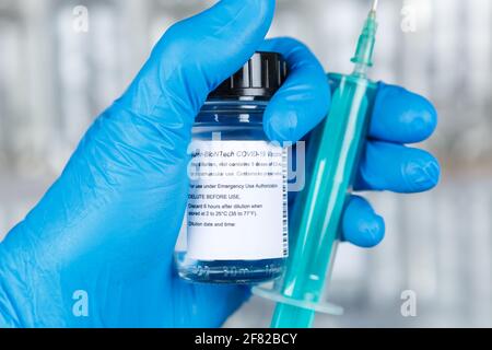 Stuttgart, Allemagne - 19 mars 2021 : vaccin contre le coronavirus Biontech Pfizer vaccin contre le virus Corona COVID-19 vaccins à seringue covid en Allemagne. Banque D'Images