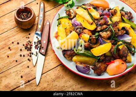 Viande et légumes grillés sur fond de bois rustique. Viande rôtie avec légumes. Banque D'Images