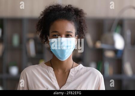 Portrait d'une femme afro-américaine souriante en masque de visage Banque D'Images