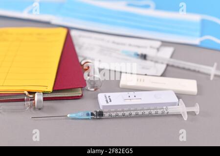 Concept de levée des restrictions de voyage pour les personnes avec la vaccination du virus corona ou test négatif avec certificat de vaccination, passeport de voyage, sy Banque D'Images