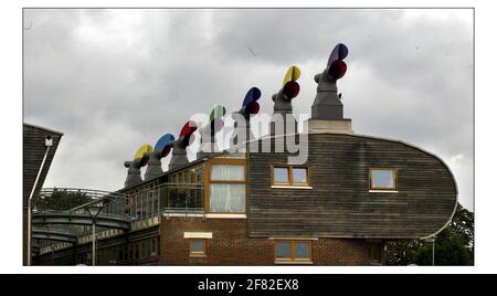 Steve Tabard à la maison dans son appartement sur le Beddington Zero Energy Development, à Wallington.pic David Sandison 17/9/2004 Banque D'Images