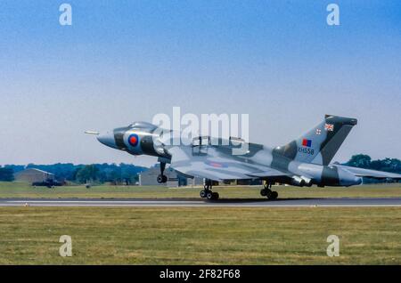 Le vol Vulcan de RAF fait un toucher-et-aller au Royal International Air Tattoo Airshow à Fairford. Il a été retiré du service de RAF en 1992. Banque D'Images