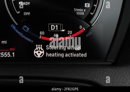 Une compétition BMW M2 2019 avec tableau de bord numérique noir Volant chauffant multifonction en cuir avec fonction de volant chauffant Activé Banque D'Images