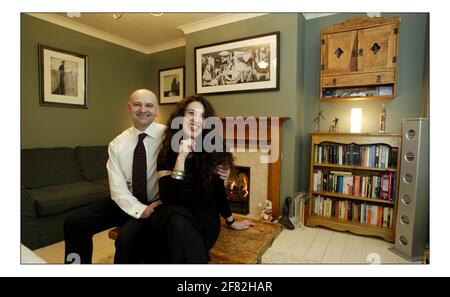 Azita et Mark Horwood dans leur maison à Surbiton, Londonpic David Sandison 27/1/2005 Banque D'Images