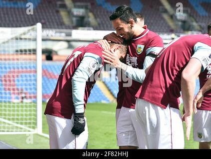 Le Matej Vydra de Burnley célèbre le premier but de leur partie avec Dwight McNeil (à droite) lors du match de la Premier League à Turf Moor, Burnley. Date de la photo: Dimanche 11 avril 2021. Banque D'Images