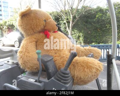 Londres, Royaume-Uni. 11 avril 2021. Les ours en peluche géants (qui font écho aux célèbres « les noms des gobelins » de Paris) se retrouvent dans des lieux insolites de Londres. Celui-ci dans le port de Chelsea. Crédit : Brian Minkoff/Alamy Live News Banque D'Images