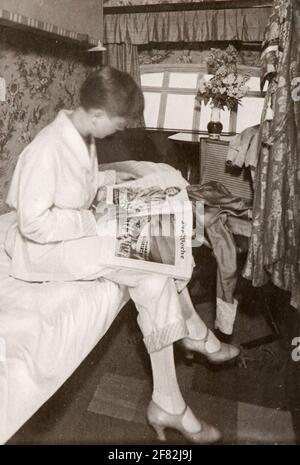 Vue de l'intérieur de la cabine passager du Graf Zeppelin Airship avec une femme lisant un magazine. Banque D'Images