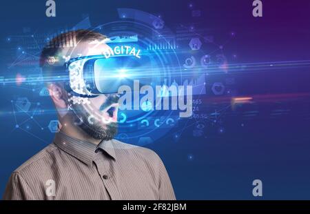 Homme d'affaires regardant à travers les lunettes VR