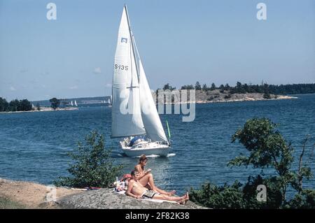 Yachts naviguant dans l'archipel, près de nykoping, sodermanland, suède Banque D'Images