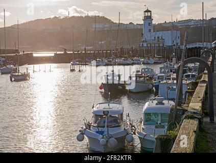 Paysage vue panoramique de la côte de la ville de bord de mer port avec bateaux de plaisance à voile au coucher du soleil Banque D'Images