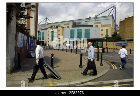 Roman Abramovich, homme d'affaires russe, a acheté le club de football de Chelsea. Passage le plus proche par les membres du public et les membres de la presse attendent l'événement à l'extérieur du village de Chelsea.pic David Sandison 2/1/2003 Banque D'Images