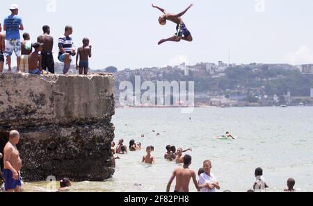 salvador, bahia / brésil - 1 janvier 2015: Le jeune homme est vu sauter de la plate-forme à la plage de Boa Viagem à Salvador. *** Légende locale *** . Banque D'Images