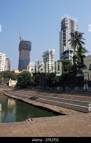 L'ancien bassin de Banganga, un site d'eau douce sacré pour les hindous de Mumbai (anciennement Bombay). Au-delà, vous trouverez quelques-uns des nombreux immeubles de bureaux et de la pb Banque D'Images