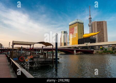 Tokyo, Japon, 9 juin 2020 : vue d'une journée sur le célèbre Skytree de Tokyo, la tour Asahi, la rivière Sumida, les bateaux à moteur et le pont Azuma Bashi. La bière Asahi Br Banque D'Images