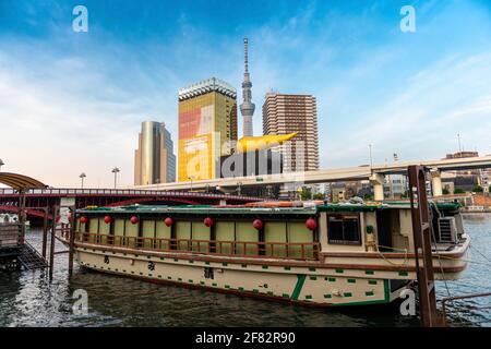 Tokyo, Japon, 9 juin 2020 : vue d'une journée sur le célèbre Skytree de Tokyo, la tour Asahi, la rivière Sumida et la péniche Yakatabune. Le chef de la brasserie Asahi Beer Banque D'Images