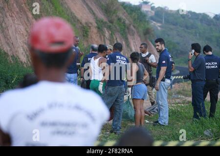 salvador, bahia / brésil - 10 novembre 2014 : la police technique enquête sur le meurtre d'un homme tué de cinq coups de feu dans le quartier de Cajazeiras à sa Banque D'Images