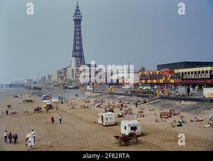 La plage et la tour de Blackpool. Lancashire. ROYAUME-UNI. Vers les années 1980 Banque D'Images