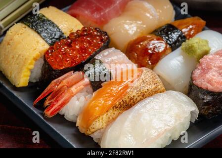 Décor de petits pains à sushis avec caviar et poisson frais haché sur fond, cuisine asiatique, cuisine japonaise traditionnelle Banque D'Images