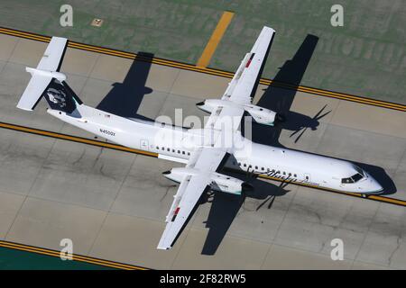 Los Angeles, États-Unis – 20. Février 2016 : Alaska Horizon Bombardier Dash 8 Q400 à l'aéroport de Los Angeles (LAX) aux États-Unis. Bombardier est un Aircra Banque D'Images