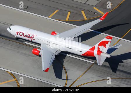 Los Angeles, États-Unis – 20. 2016 février : Boeing 767-300 d'Air Canada Rouge à l'aéroport de Los Angeles (LAX) aux États-Unis. Boeing est un fabricant d'avions Banque D'Images