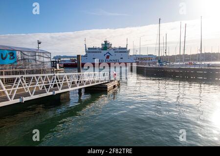 Le ferry Red Funnel à Cowes, île de Wight Banque D'Images