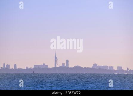 La Tour Spinnaker à Portsmouth, prise de l'île de Wight à l'aube Banque D'Images