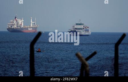 salvador, bahia / brésil - 21 septembre 2014 : des navires de fret sont amarrés à la baie de Todos os Santos, à Salvador. *** Légende locale *** . Banque D'Images