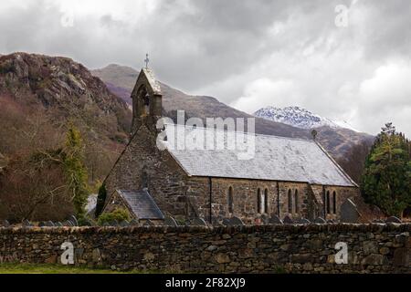 L'église Sainte-Marie de Beddgelert, Snowdonia, est maintenant un bâtiment classé II*. Il reste des parties de la structure médiévale de l'église. Banque D'Images