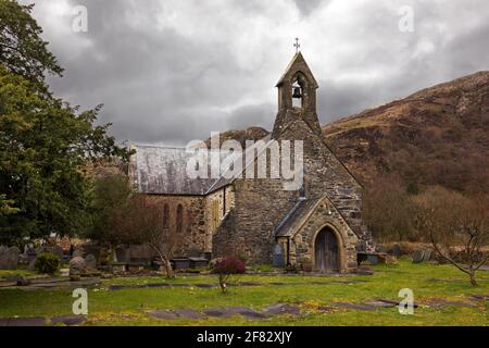 L'église Sainte-Marie de Beddgelert, Snowdonia, est maintenant un bâtiment classé II*. Il reste des parties de la structure médiévale de l'église. Banque D'Images