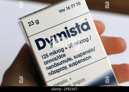 Spray nasal Dymista : 125 microgrammes d'azélastine et 50 microgrammes de fluticasone. Spray intranasal qui soulage les symptômes d'allergie et la muqueuse gonflée Banque D'Images
