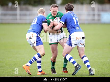 Ben Currie (au centre) de Warrington Wolves est abordé par Deane Meadows (à gauche) de Swinton Lions et Rhodri Lloyd lors du match de la coupe du défi Betfred à Heywood Road, sale. Date de la photo: Dimanche 11 avril 2021. Banque D'Images