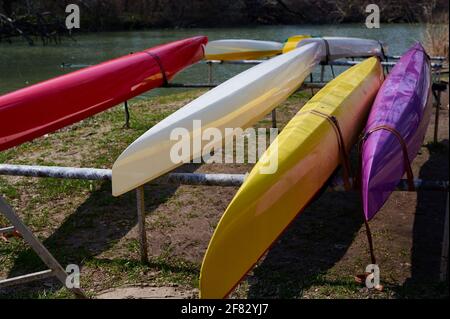 des canoës colorés se trouvent sur la rive de la rivière. vue rapprochée du dessus Banque D'Images