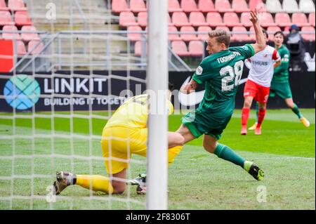 UTRECHT, PAYS-BAS - AVRIL 11 : gardien de but Eric Oelschlägel du FC Utrecht, Jens Toornstra de Feyenoord Rotterdam pendant le match entre Eredivisie Banque D'Images