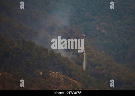 Katmandou, Népal. 11 avril 2021. Un hélicoptère de la compagnie Simrik Airlines serra un feu de forêt qui a flambé le long de la forêt de Shivapuri à Katmandou, au Népal, le dimanche 11 avril 2021. Crédit: Skanda Gautam/ZUMA Wire/Alay Live News Banque D'Images