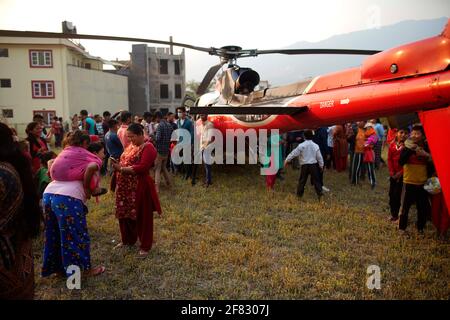 Katmandou, Népal. 11 avril 2021. Les gens se rassemblent autour d'un hélicoptère de Simrik Airlines qui a provoqué un feu de forêt le long de la forêt de Shivapuri à Katmandou, au Népal, le dimanche 11 avril 2021. Crédit: Skanda Gautam/ZUMA Wire/Alay Live News Banque D'Images