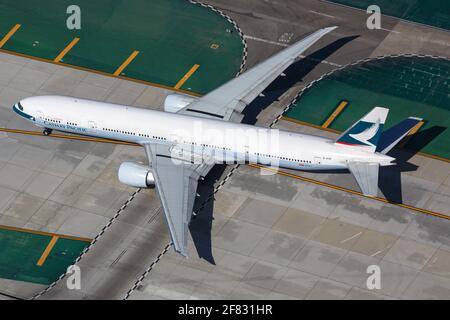 Los Angeles, États-Unis - 20. Février 2016 : Boeing 777-300 Cathay Pacific à l'aéroport de Los Angeles (LAX) aux États-Unis. Boeing est un fabricant d'avions basé Banque D'Images