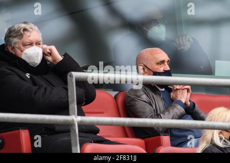 Hanovre, Allemagne. 11 avril 2021. Football: 2ème Bundesliga, Hanovre 96 - 1. FC Heidenheim, Matchday 28, à l'arène HDI. Martin Kind (r), PDG de Hanovre, et Dieter Schatzschneider, ancien joueur de Hanovre, sont présents dans les stands. Credit: Swen Pförtner/dpa - NOTE IMPORTANTE: Conformément aux règlements de la DFL Deutsche Fußball Liga et/ou de la DFB Deutscher Fußball-Bund, il est interdit d'utiliser ou d'avoir utilisé des photos prises dans le stade et/ou du match sous forme de séquences et/ou de séries de photos de type vidéo./dpa/Alay Live News Banque D'Images